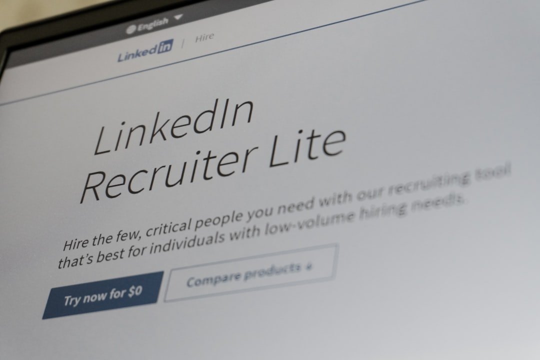 LinkedIn 가짜 채용 메시지를 받고 의심하는 한국 시니어 개발자의 사회공학 방어 개념 이미지