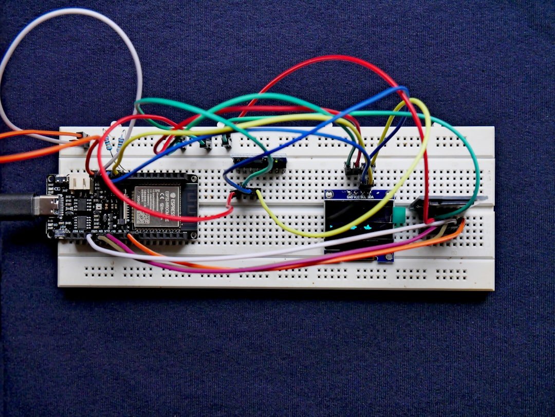 ESP32 기반 대체 스택 아키텍처를 상징하는 마이크로컨트롤러 보드 이미지