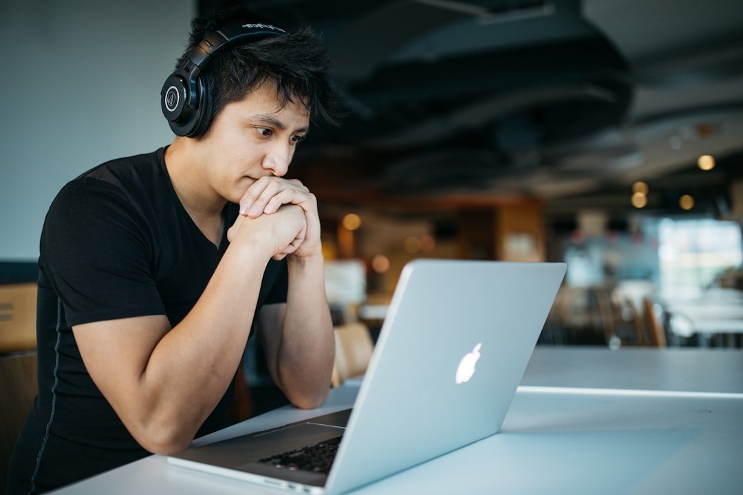freeCodeCamp 같은 무료 온라인 커리큘럼으로 학습하는 독학 개발자 이미지
